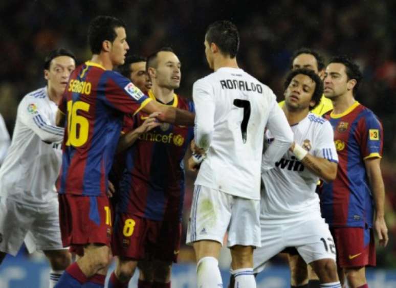 Em 2010, Cristiano Ronaldo arrumou confusão após empurrar Pep Guardiola (JAVIER SORIANO / AFP)