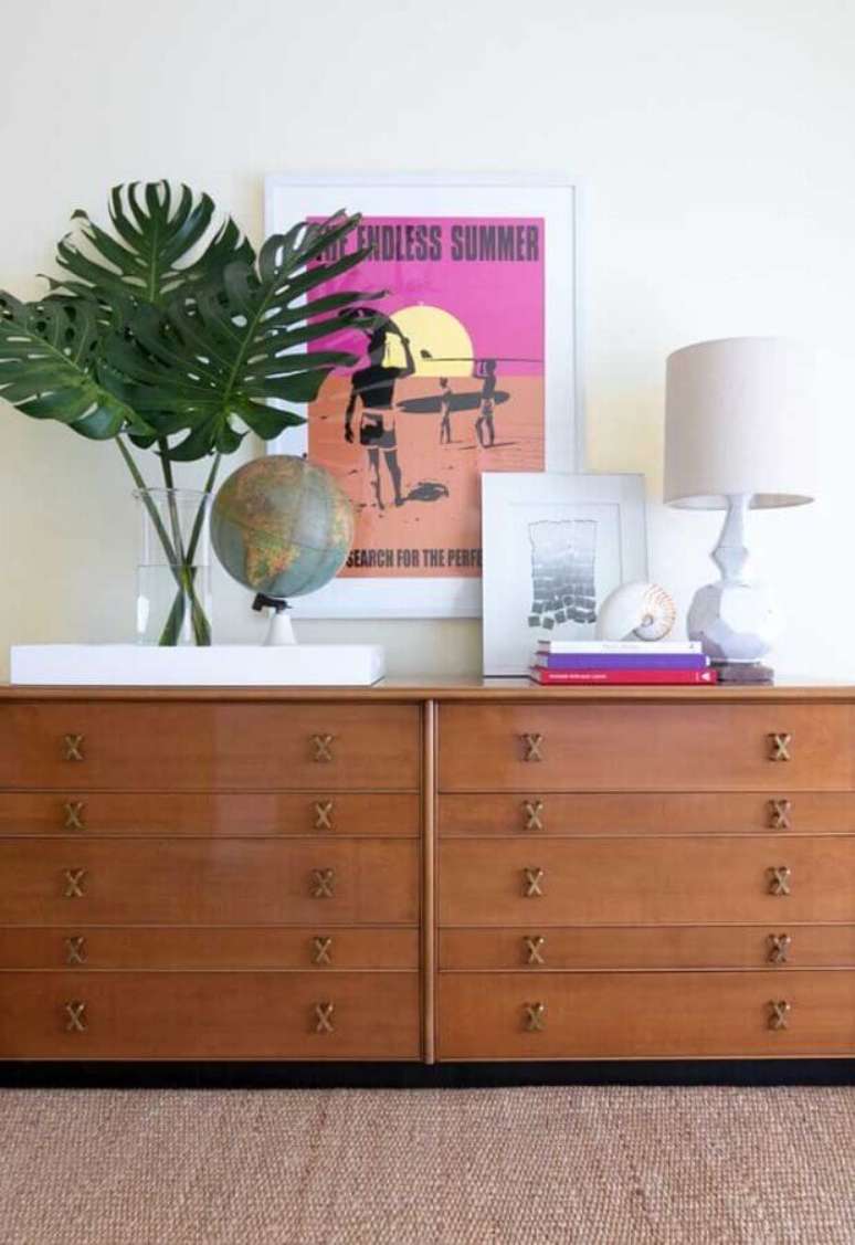 45. Decora&ccedil;&atilde;o de c&ocirc;moda de madeira com abajur branco e vaso de vidro &ndash; Foto: Decor F&aacute;cil