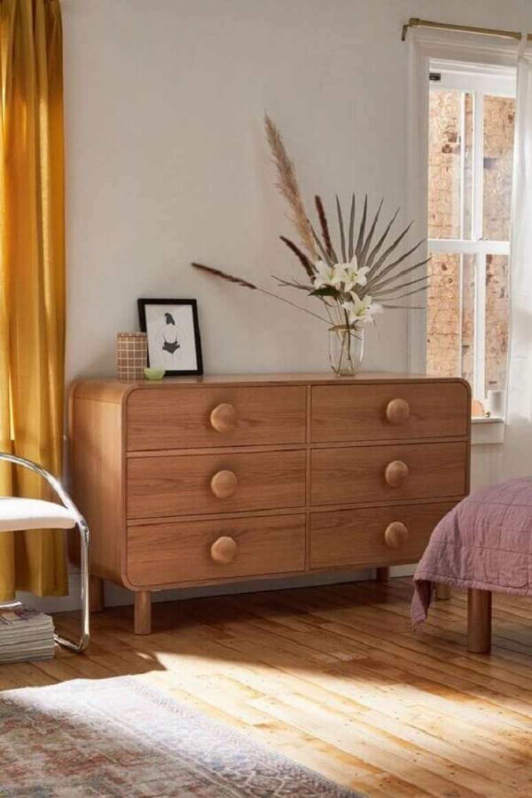 48. Decoração de quarto com cômoda de madeira retrô – Foto: Urban Outfitters