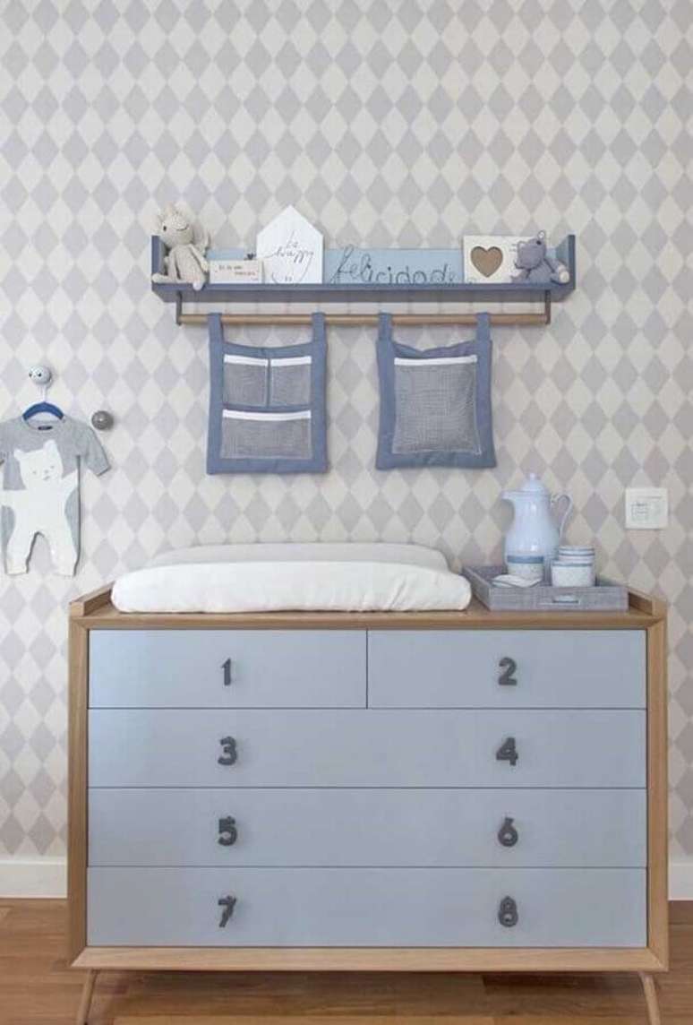 9. Decoração de quarto de bebê masculino com cômoda de madeira com puxadores em formato de número – Foto: Triplex Arquitetura