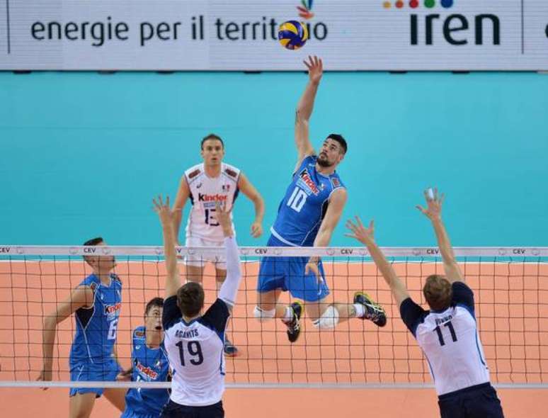 Filippo Lanza em ação durante uma partida de vôlei da seleção italiana