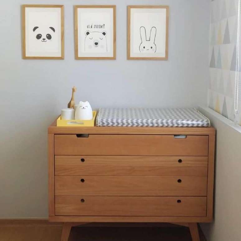 39. Cômoda de madeira retrô para decoração de quarto de bebê cinza – Foto: Danielle Stuart