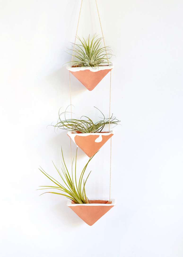 48. Decoração criativa com air plantas no vaso de cerâmica – Foto Squirrelly Minds