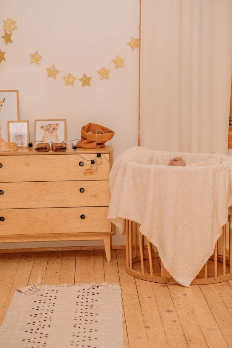 52. Decoração em cores neutras para quarto de bebê com cômoda de madeira retrô – Foto: Unsplash