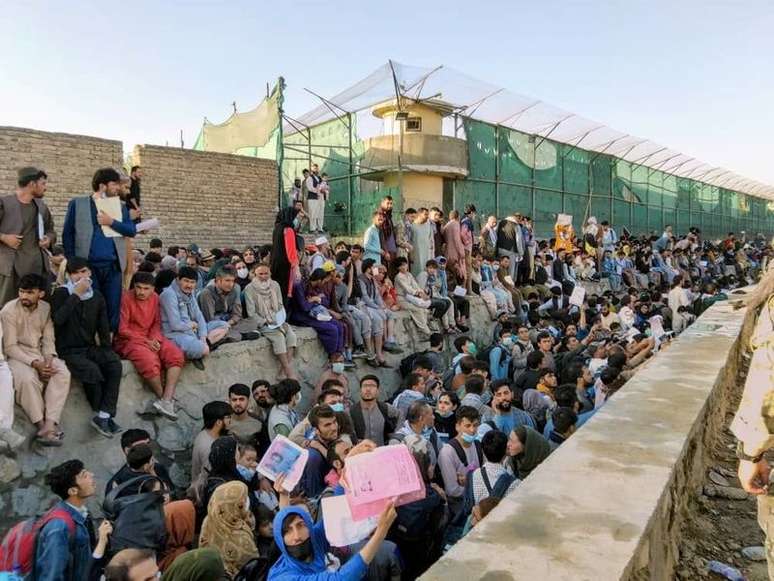Multidão se amontoa do lado de fora do aeroporto de Cabul, no Afeganistão
25/08/2021 Twitter/DAVID_MARTINON via REUTERS