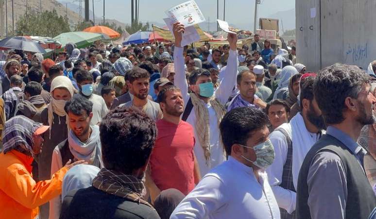 Multidão exibe seus documentos para tropas norte-americanas do lado de fora do aeroporto em Cabul, Afeganistão
26/08/2021 REUTERS/Stringer