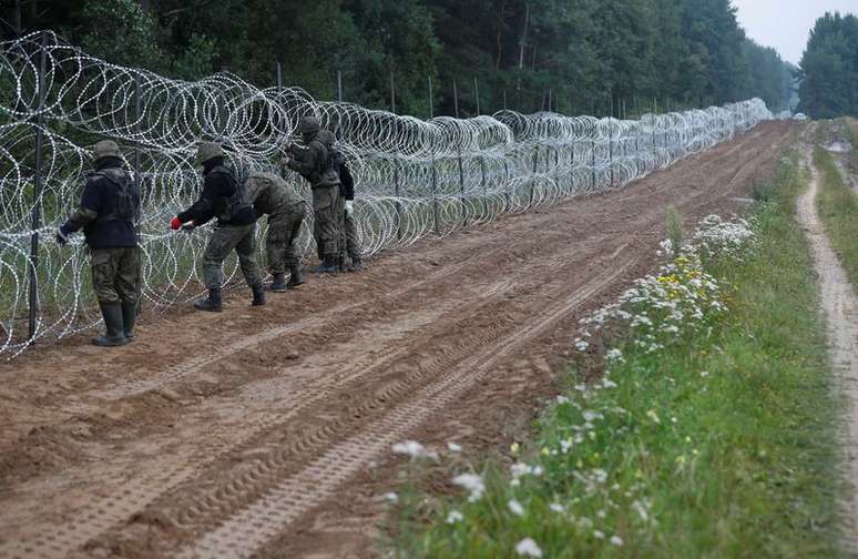 Soldados poloneses erguem cerca na fronteira com Belarus
26/08/2021
REUTERS/Kacper Pempel