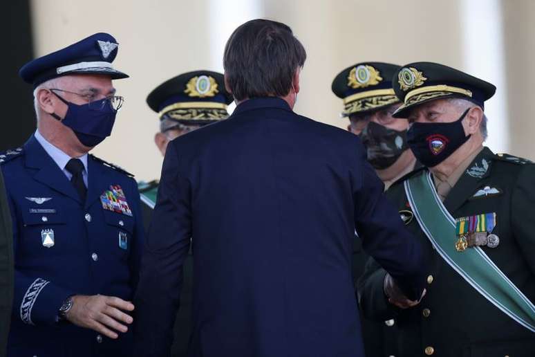 Bolsonaro cumprimenta militares durante cerimônia em Brasília
25/08/2021
REUTERS/Adriano Machado