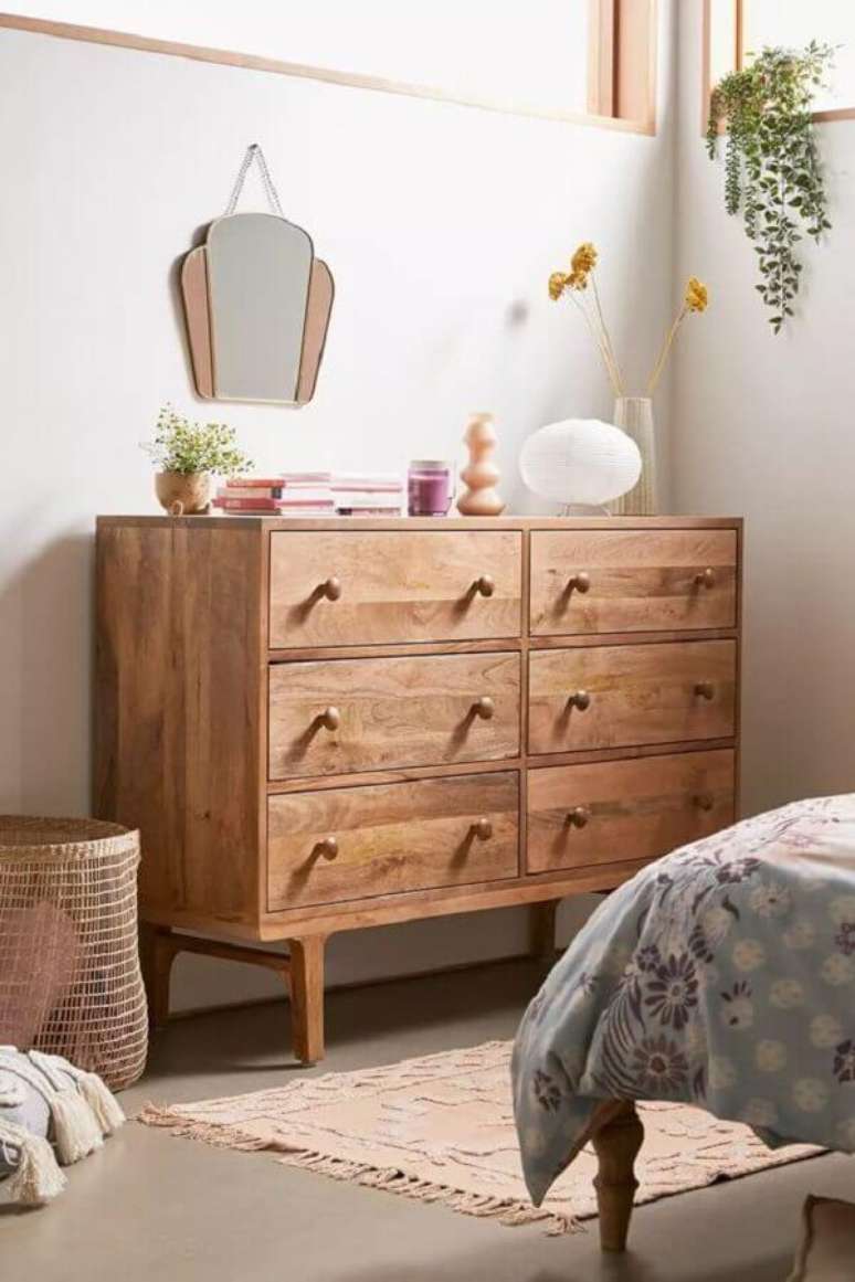 24. Cômoda de madeira antiga para decoração de quarto simples – Foto: Urban Outfitters
