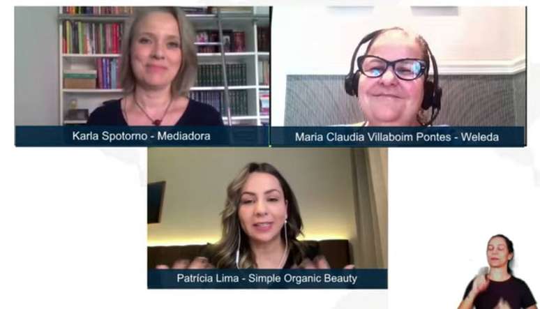 A jornalista Karla Sportorno faz a mediação do painel com participação de Maria Claudia Villaboim Pontes, da Weleda, e Patrícia Lima, da Simple Organic Beautry.