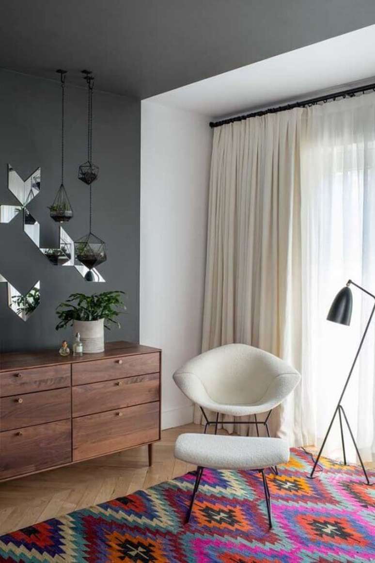 38. C&ocirc;moda de madeira para quarto decorado com tapete colorido e lumin&aacute;ria de piso &ndash; Foto: Jessica Helgerson Interior Design