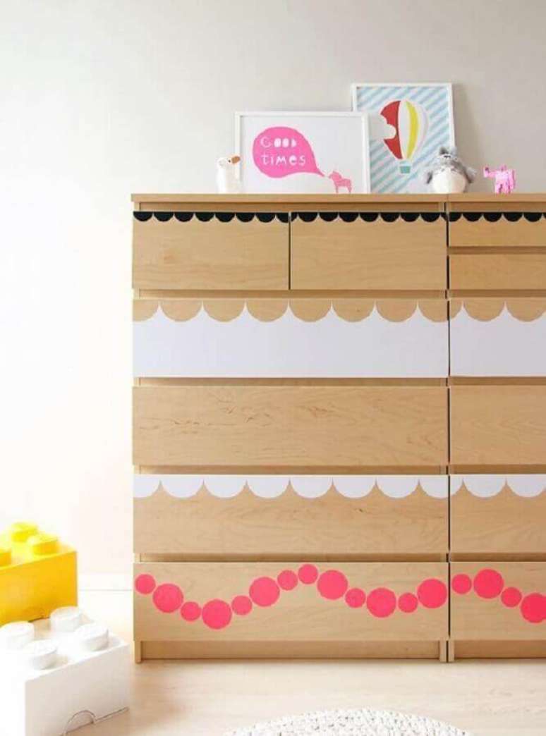 54. Decoração para quarto infantil com cômoda de madeira personalizada – Foto: Diez Minutos