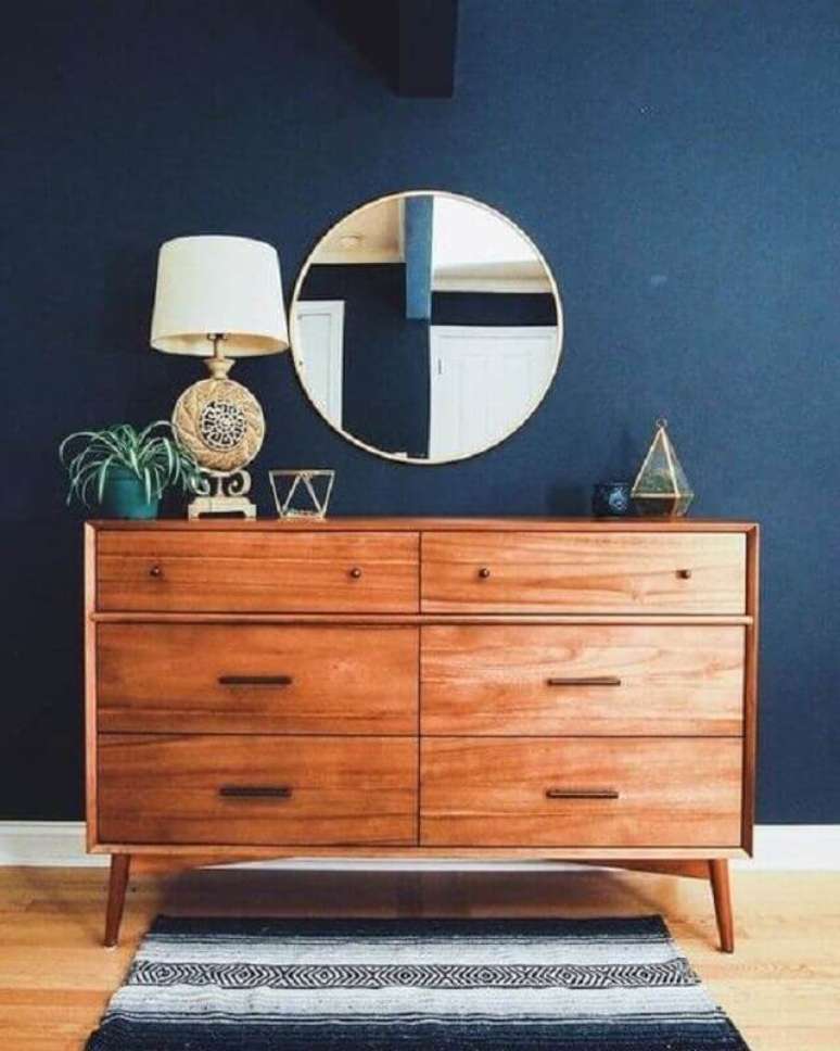 2. C&ocirc;moda de madeira para quarto azul decorado com espelho redondo &ndash; Foto: west elm