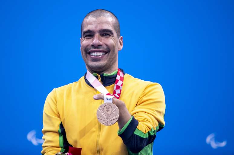 Daniel Dias exibe a medalha de bronze conquistada nos 100m livre