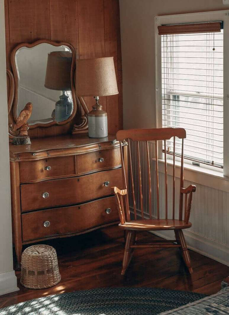 7. Decoração de quarto com cadeira de balanço e cômoda antiga de madeira – Foto: Unsplash