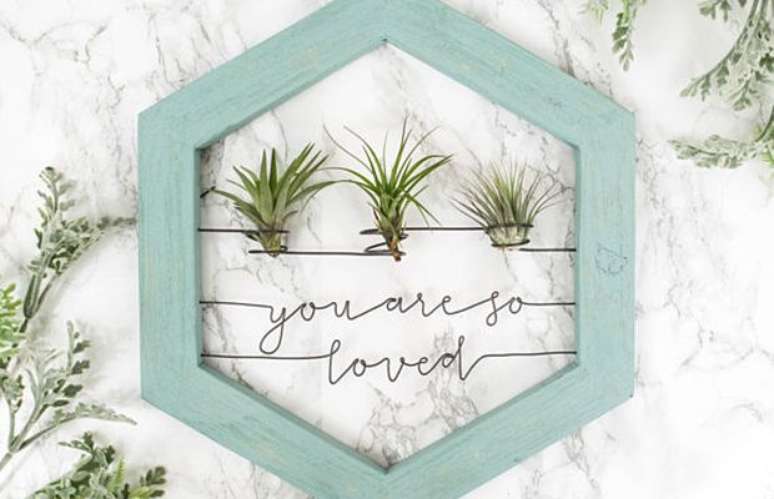 27. Quadro criativo com plantas aéreas para decoração moderna – Foto Rust And Glam