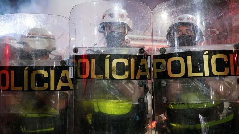 policiais militares de São Paulo atrás de escudos da corporação, em protesto na capital paulista no dia 3 de julho de 2021