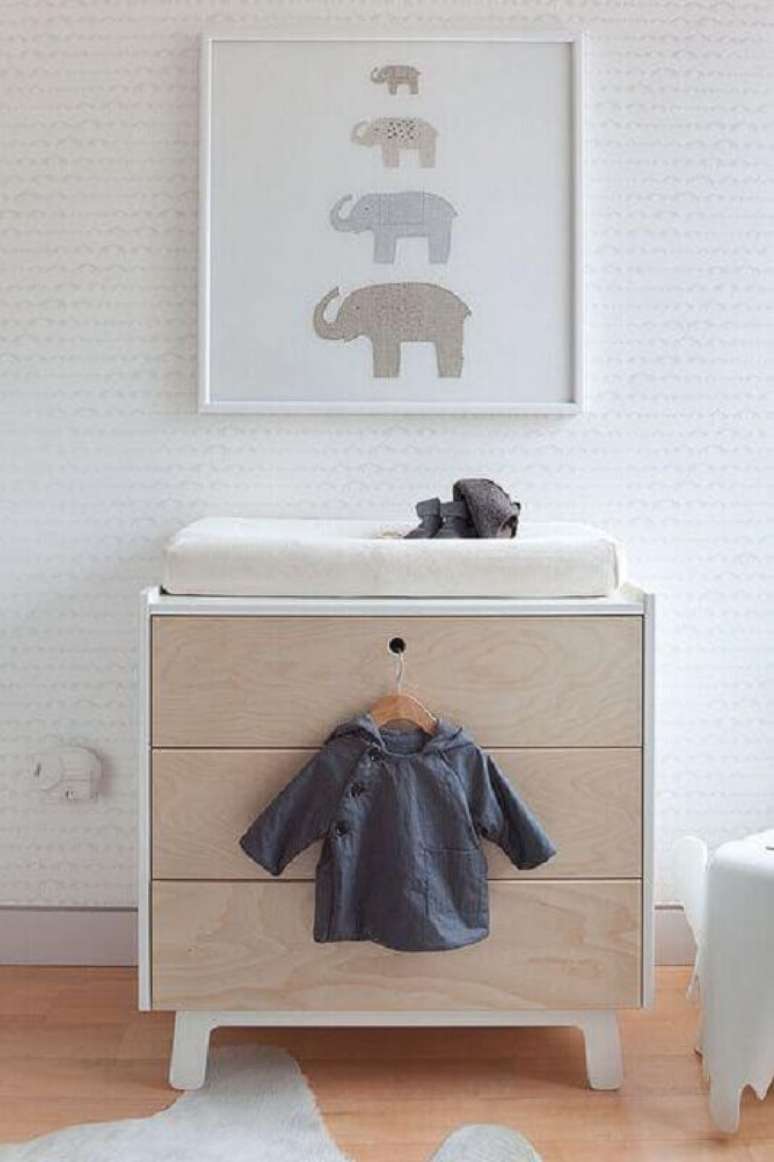 22. Cômoda de bebê madeira para quarto clean decorado com papel de parede delicado – Foto: Deavita