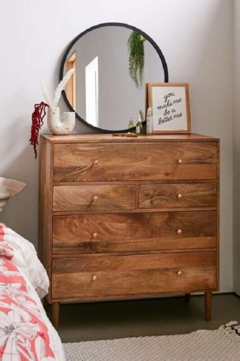 21. Cômoda antiga de madeira para quarto simples decorado com espelho redondo – Foto: Urban Outfitters