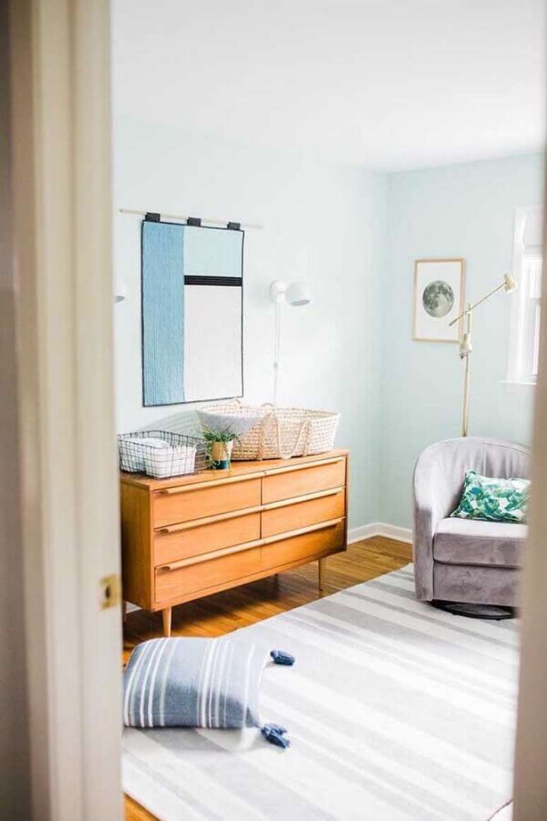 23. Cômoda de bebê madeira para quarto decorado com poltrona cinza – Foto: Leah Phillips Interiors