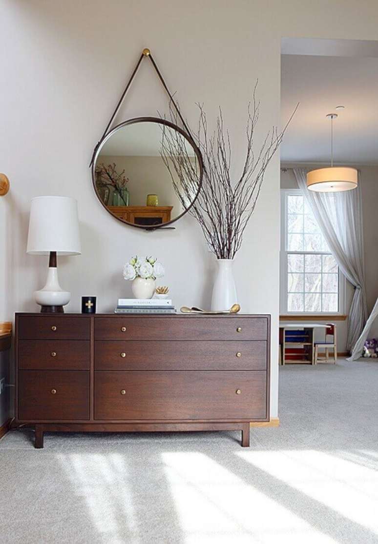14. Abajur branco para quarto clean decorado com cômoda de madeira e espelho Adnet – Foto: House Of Hipsters Home Decor