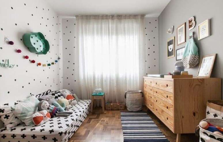 40. C&ocirc;moda de madeira retr&ocirc; para decora&ccedil;&atilde;o de quarto infantil simples &ndash; Foto: Gabi Marques