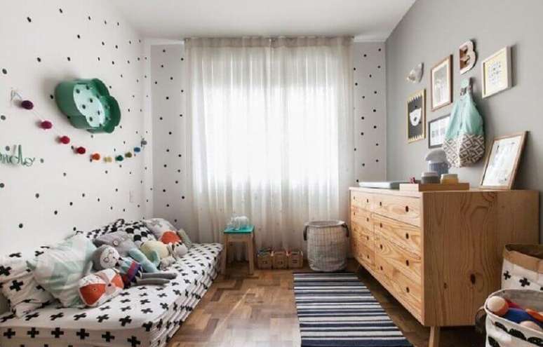 40. Cômoda de madeira retrô para decoração de quarto infantil simples – Foto: Gabi Marques