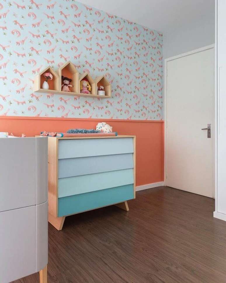 25. Cômoda de madeira com gavetas azuis para decoração de quarto de bebê com papel de parede infantil – Foto: Projeto Bem Bolado