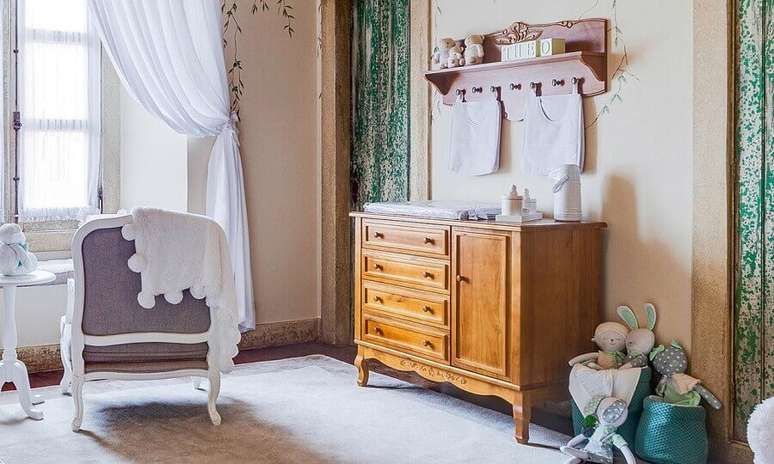 43. Decoração clássica para quarto de bebê com cômoda antiga de madeira – Foto: Grão de Gente