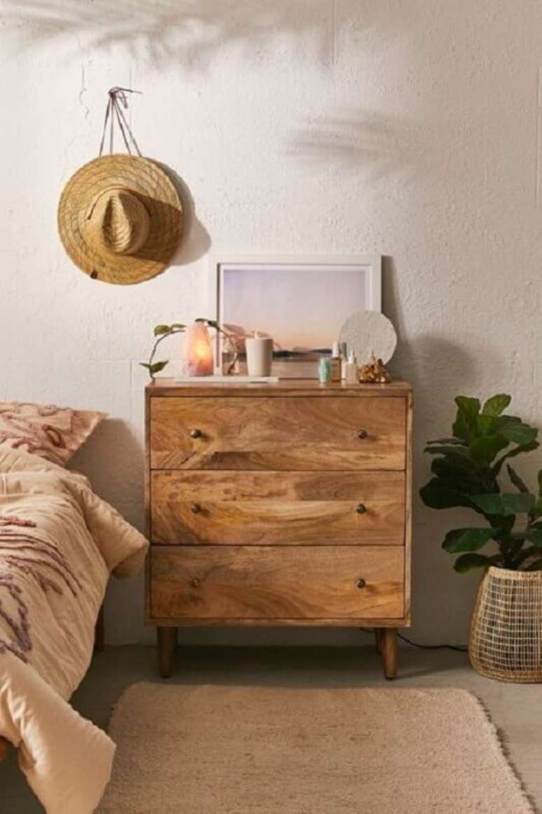 6. Decoração de quarto simples com cômoda de madeira rústica – Foto: Casa Tres Chic