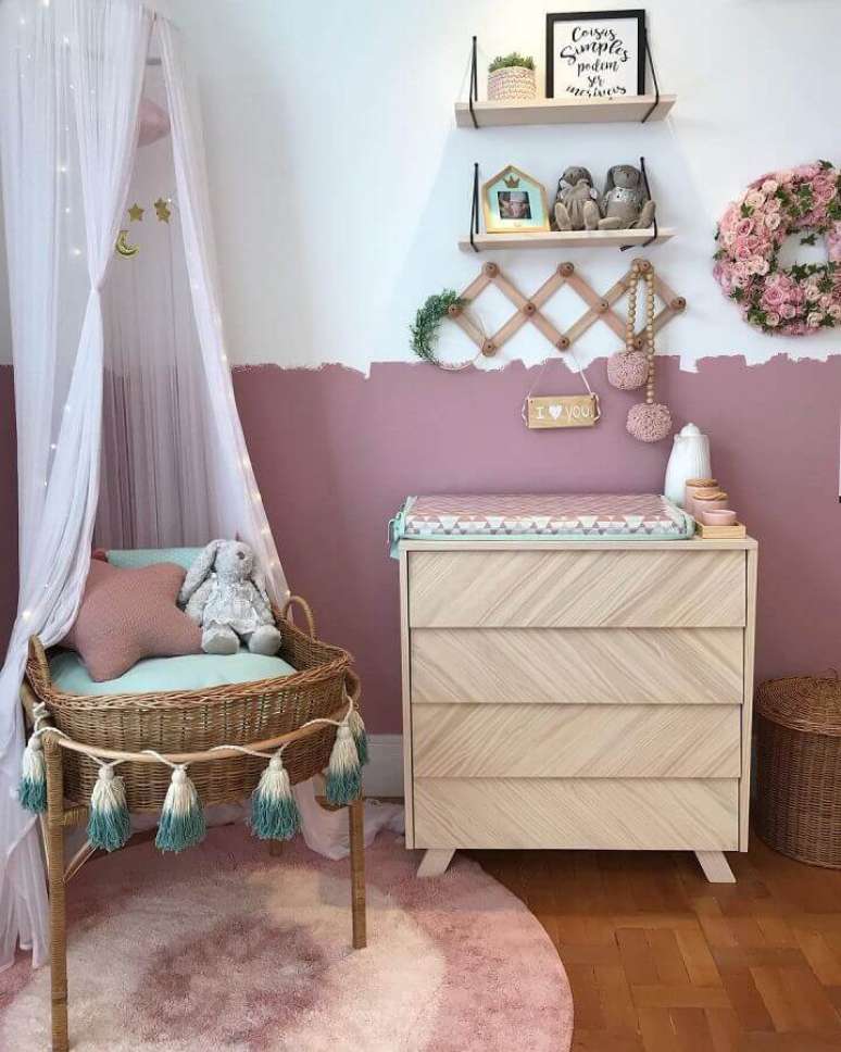 12. Quarto de bebê feminino decorado com meia parede pintada e cômoda de madeira pequena – Foto: Kids Arquitetura