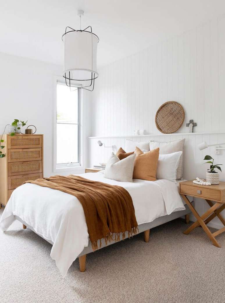 58. Quarto branco simples decorado com cômoda de madeira pequena – Foto: Adore Home Magazine
