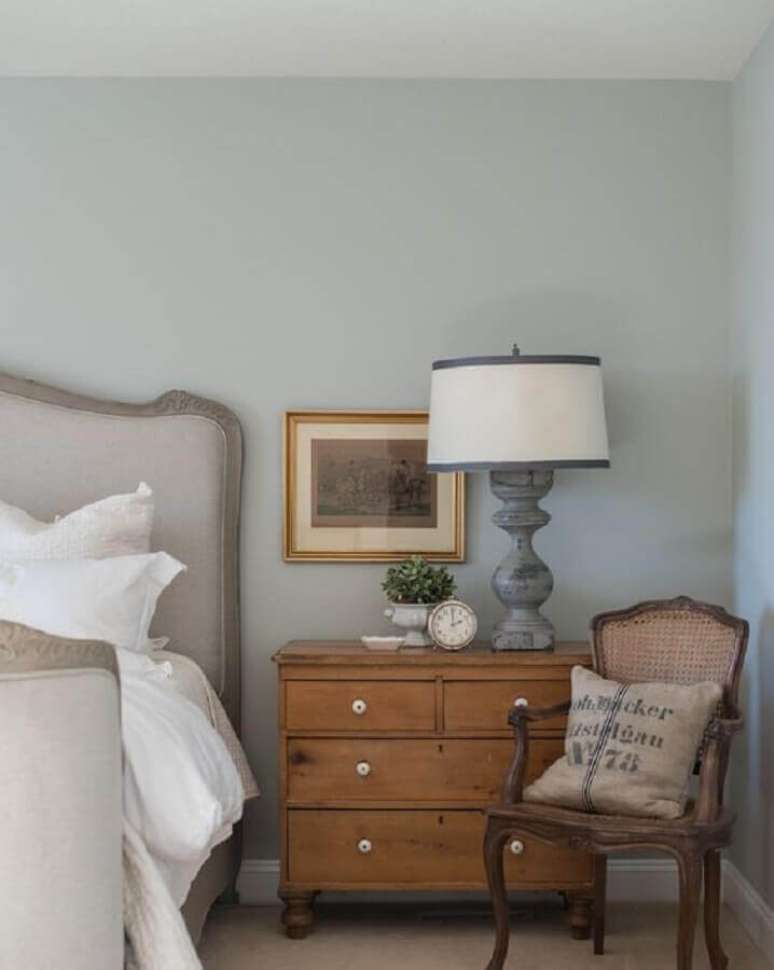 42. Decoração clássica para quarto cinza com cômoda de madeira antiga – Foto: Mustard Seed Interiors