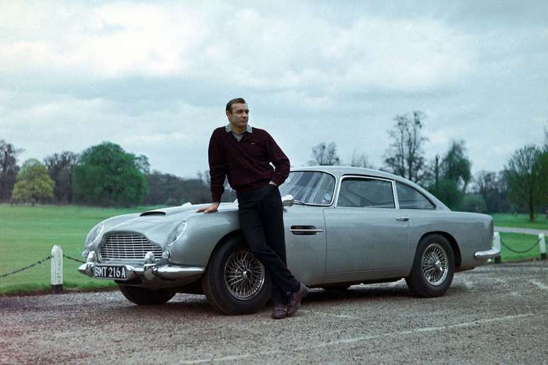Sean Connery como James Bond e o Aston Martin.