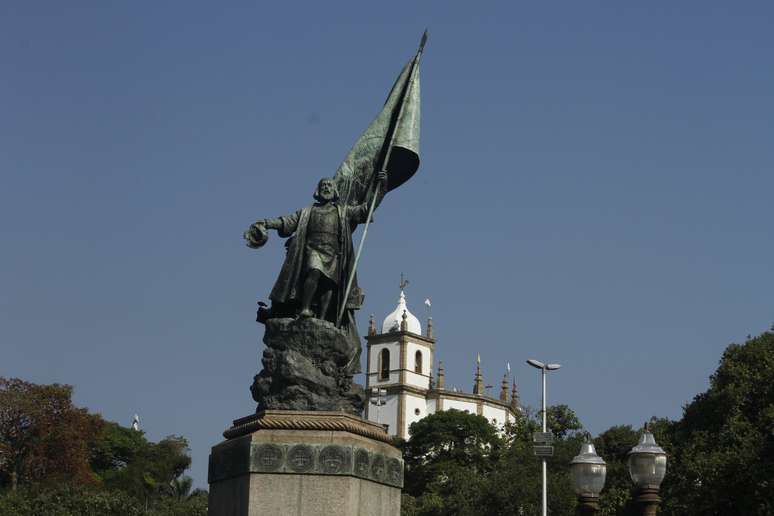 A estátua, que possui imagens representando Pedro Alvares Cabral, Pero Vaz de Caminha e frei Henrique de Coimbra, foi incendiada na madrugada