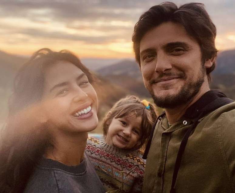 Os atores Yanna Lavigne e Bruno Gissoni, com a filha mais velha Madalena  