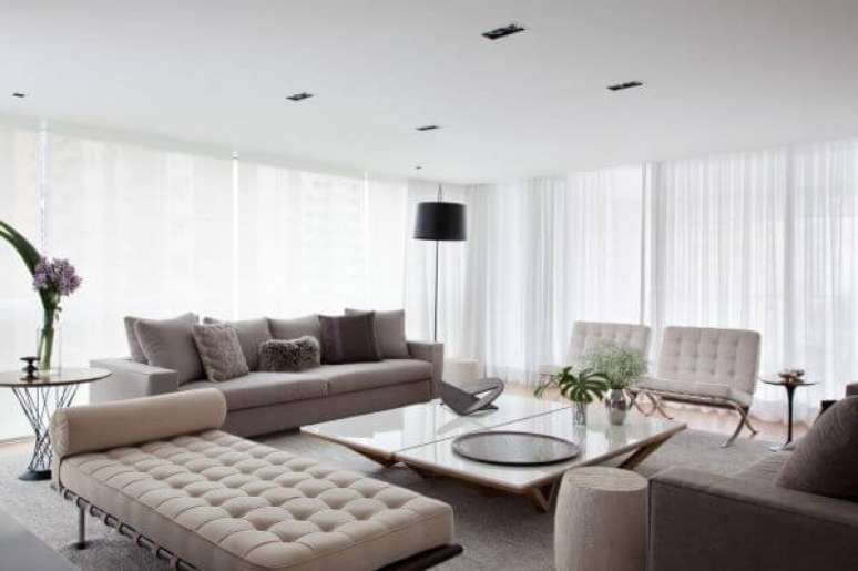 8. Almofadas grandes para sofá cinza e moderno – Foto Patricia Martinez