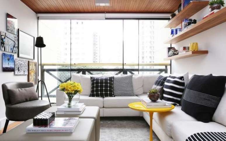 41. Sala de estar moderna com almofadas grandes em preto e branco – Foto Now Arquitetura