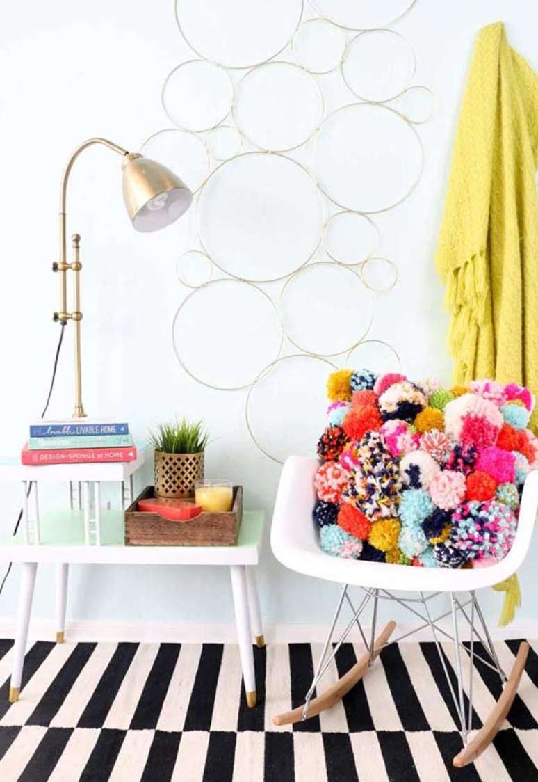 26. Poltrona branca de balanço decorada com almofadas grandes de pompom – Foto My Desire Home