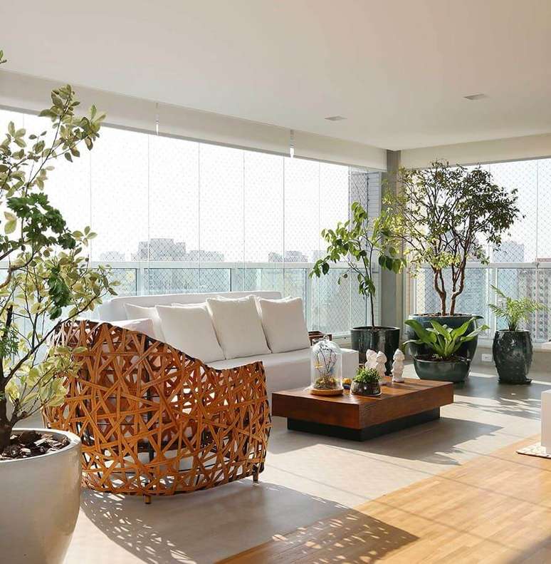 53. Varanda moderna com cortina de vidro e sofa com almofadas grandes -Foto Triarq