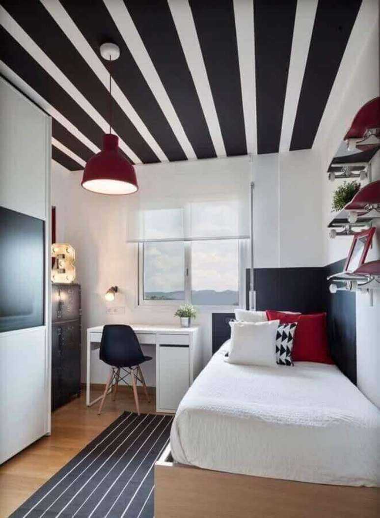 22. Decoração de quarto masculino pequeno com teto listrado preto e branco – Foto: Home Fashion Trend