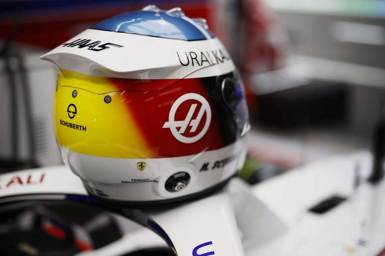 Mick Schumacher homenageia o pai com o capacete alusivo à estreia do heptacampeão há 30 anos 