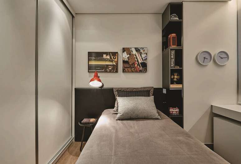 27. Decoração em tons de cinza para quarto masculino pequeno com moveis planejados – Foto: Amis Arquitetura e Design