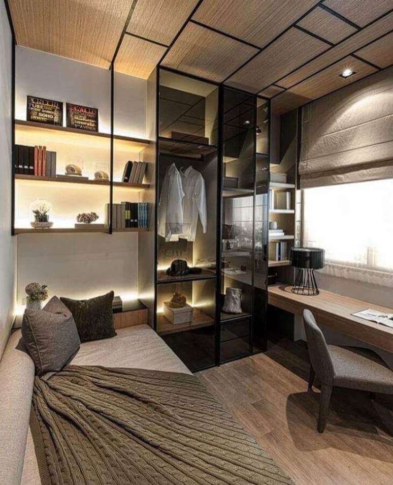17. Decoração de quarto masculino moderno pequeno com guarda roupa com portas de vidro – Foto: Amanda Sarmento
