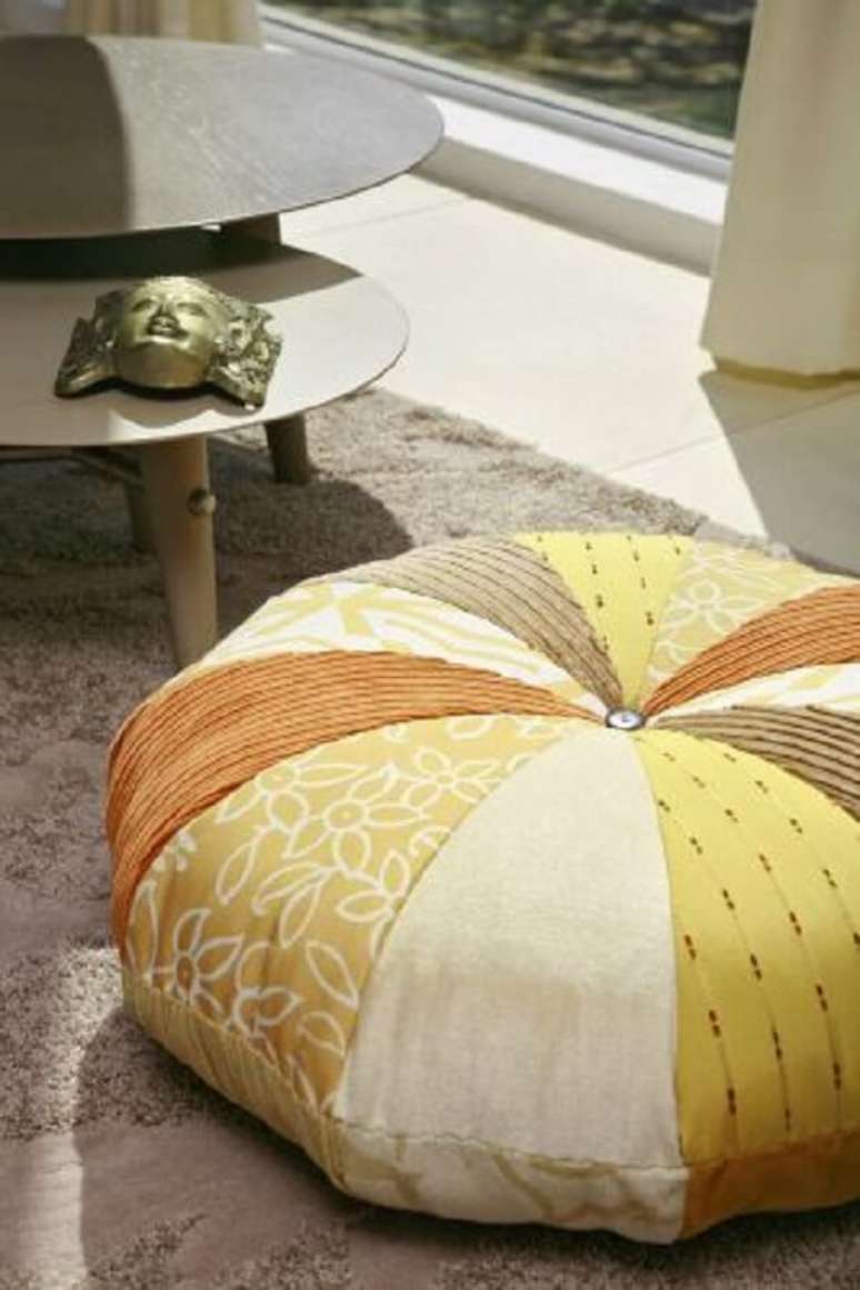 57. Almofadas grandes de retalhos para sala de estar moderna – Foto Paulo Bau UOL