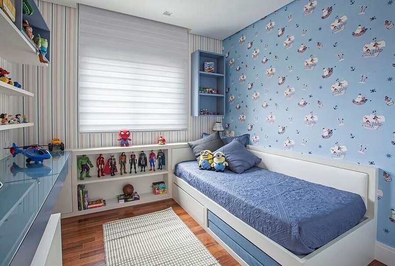 8. Papel de parede para decoração de de quarto infantil masculino pequeno azul e branco – Foto: Karina Korn