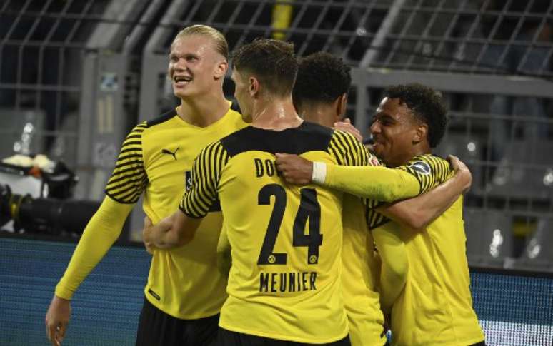 Haaland (ao fundo) foi decisivo e garantiu a vitória do Borussia Dortmund (Foto: INA FASSBENDER/AFP)