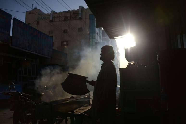 Um ambulante afegão em Mazar-i-Sharif, cidade que abriga comunidade de uigures