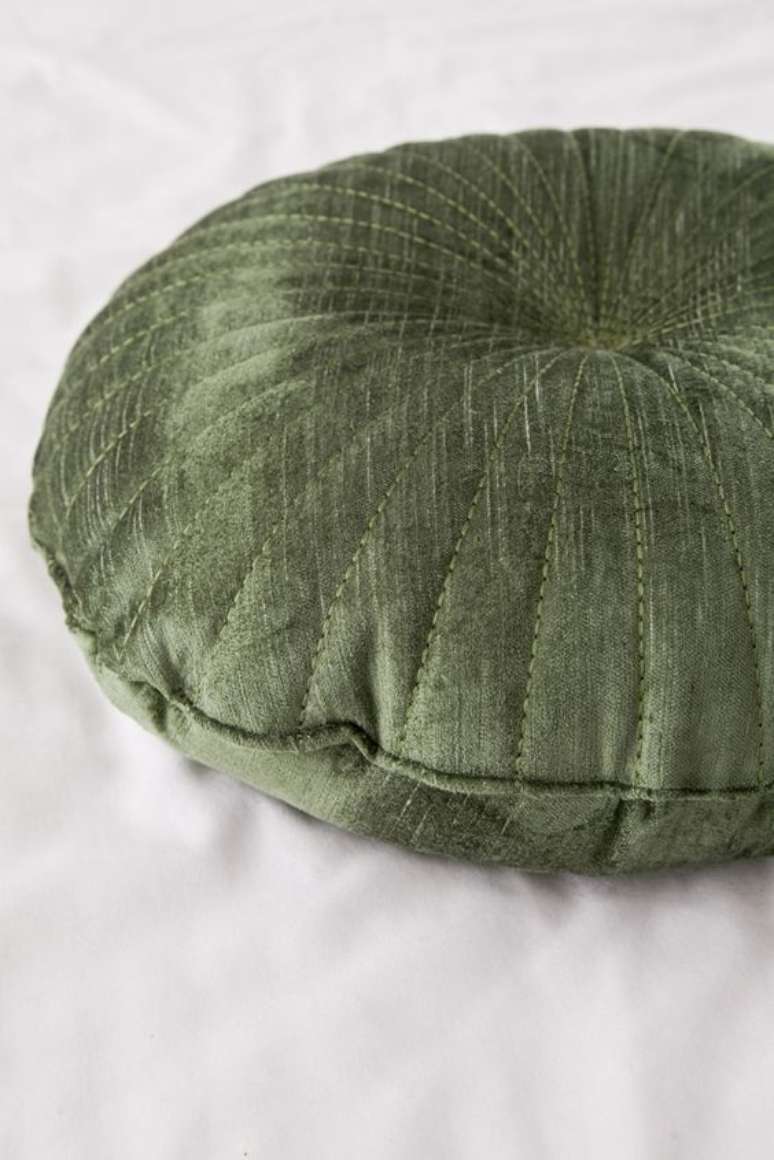 19. Decoração com almofadas grandes de tecido de veludo verde – Foto Urban Outifitteres