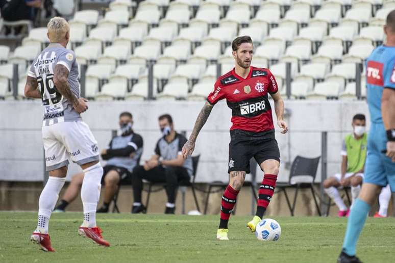 Léo Pereira é relacionado para jogo entre Flamengo e Santos